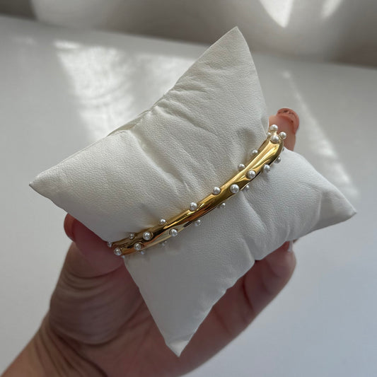 Elegant Pearls Bangle